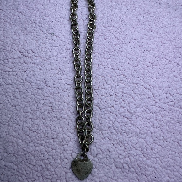 100% authentic Tiffany & Co. Silver Heart Charm Necklace. Needs cleaning - Picture 1 of 4